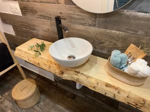A bathroom at Ideal parelles aptm amb encant estil Mediterrani i tranquil a Llançà