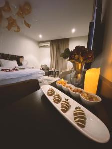una habitación de hotel con dos platos de comida en una mesa en Najran Hotel, en Najrán