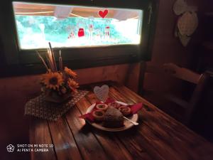 a table with two plates of food and a window at BeB Villa Sorriso in San Benedetto Val di Sambro +9 photos