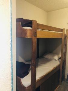 a couple of bunk beds in a room at Appartement au pied des pistes- Piau Engaly in Aragnouet