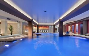 una grande piscina in un hotel con acqua blu di Hotel Lo Zodiaco ad Abano Terme