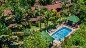 una vista aérea de una casa con piscina en Pousada Portal do Cacau-Petfriendly, en Camburi