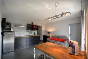 cocina y sala de estar con sofá y mesa en Apartmenthouse "5 Seasons" - Zell am See, en Zell am See