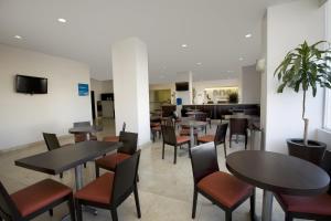 a dining room with tables and chairs in a restaurant at One Aguascalientes Sur in Aguascalientes