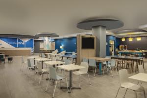 a dining room with tables and chairs in a restaurant at One Monterrey Tecnologico in Monterrey +44 photos