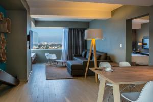 ein Wohnzimmer mit Sofa und Tisch in der Unterkunft Fiesta Inn Express Ciudad de México Forum Buenavista in Mexiko-Stadt