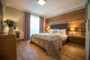 Postel nebo postele na pokoji v ubytování Alpines Gourmet Hotel Montanara