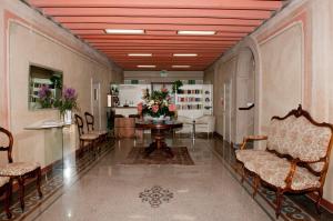 a hallway with chairs and a table in a room at Villa Maternini in Vazzola