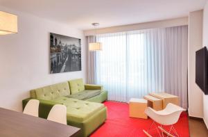 Гостиная зона в Fiesta Inn Express Puebla Explanada