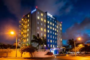 Un hotel dixie se ilumina por la noche en One Cancun Centro, en Cancún