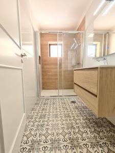 a bathroom with a shower and a sink at Central and New Fancy 2 Bedroom Apart.w/ 2 Wc in Faro