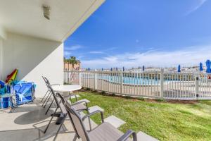 un patio con sillas, una mesa y una valla en Sea Oats II, en Fort Walton Beach