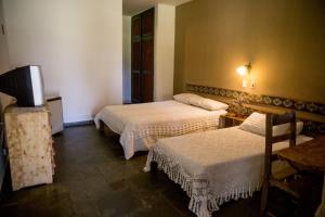 سرير أو أسرّة في غرفة في Pousada Flor da Serra