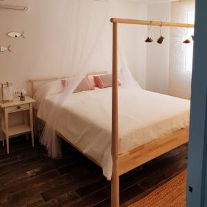 A bed or beds in a room at Ideal parelles aptm amb encant estil Mediterrani i tranquil a Llançà
