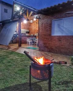 a fire pit in a yard next to a house at Casa Victour, localização privilegiada in Bonito