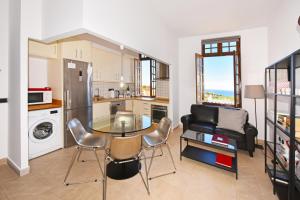 cocina con mesa de cristal y sofá en Apartamentos La Casa Verde, en Puerto de la Cruz 21 fotos más