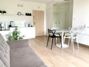 Kuchyňa alebo kuchynka v ubytovaní Apartamenty Sunrise Kolobrzeg Podczele