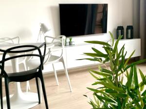 Televízia a/alebo spoločenská miestnosť v ubytovaní Apartamenty Sunrise Kolobrzeg Podczele