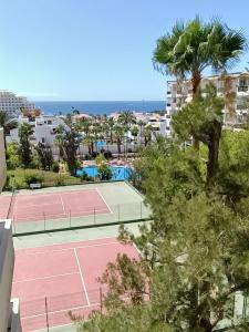a view of two tennis courts in a resort at Apartamento vista al mar Playa Las Américas in Arona