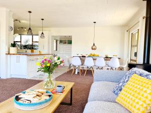 Paradise in Rotorua في روتوروا: غرفة معيشة مع أريكة وطاولة