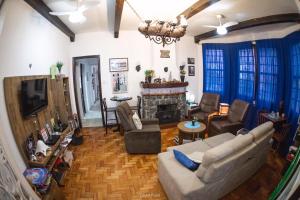 uma sala de estar com um sofá e uma lareira em Hostel Petrópolis em Petrópolis