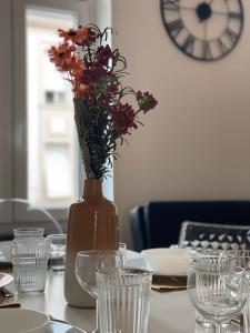 Eine Vase mit Blumen auf einem Tisch in der Unterkunft Rock in Share - Le Saint-Pierre in Metz