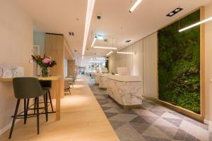 a salon with a bar and a green wall at Crowne Plaza Utrecht - Central Station, an IHG Hotel in Utrecht