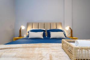 ein Schlafzimmer mit einem großen Bett mit blauer Bettwäsche und Kissen in der Unterkunft Apartamento em Ipanema com garagem | BT 82/208 in Rio de Janeiro