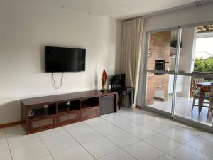 Televisyen dan/atau pusat hiburan di Reserva Imbassai Apartment