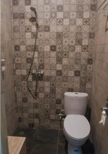 uma casa de banho com um WC e um chuveiro em Pasola 