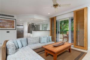 Ein Sitzbereich in der Unterkunft Mandalay Luxury Beachfront Apartments