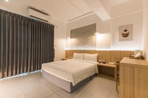 A bed or beds in a room at Shijo Inn