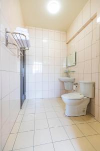 A bathroom at Shijo Inn