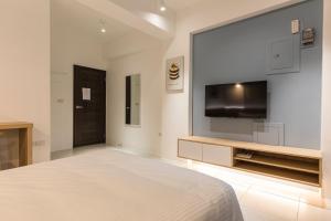 A television and/or entertainment centre at Shijo Inn