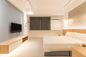 A television and/or entertainment centre at Shijo Inn