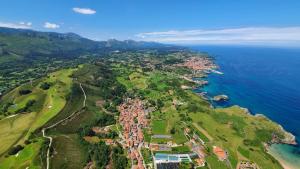 una vista aérea de un pueblo en una colina junto al océano en Casa Tali, en Llanes