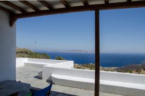 a view of the ocean from a house at Balcony to the Aegean in Stení