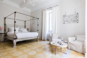 
A bed or beds in a room at La Bastide de Ganay
