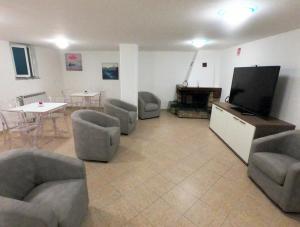 TV a/nebo společenská místnost v ubytování Hotel Aurora