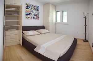 1 dormitorio con 1 cama grande y armario en Branka Burak en Hvar