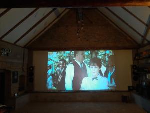 a tv screen with a picture of a man and a woman at Sura din Joseni in Porumbacu de Sus
