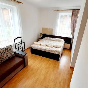 um quarto com duas camas e um sofá em Оселя Східниця em Skhidnitsa