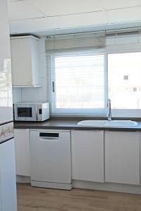 Kuchnia lub aneks kuchenny w obiekcie LUXURY front the BEACH PRINCIPADO