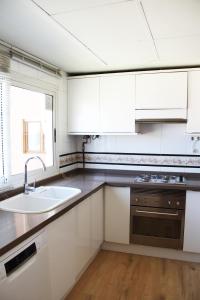 Kuchnia lub aneks kuchenny w obiekcie LUXURY front the BEACH PRINCIPADO