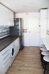 Kuchnia lub aneks kuchenny w obiekcie LUXURY front the BEACH PRINCIPADO