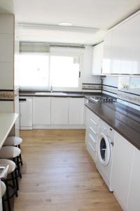 Kuchnia lub aneks kuchenny w obiekcie LUXURY front the BEACH PRINCIPADO