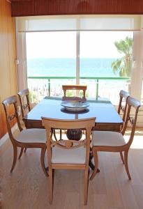 stół jadalny z widokiem na ocean w obiekcie LUXURY front the BEACH PRINCIPADO w mieście Benidorm