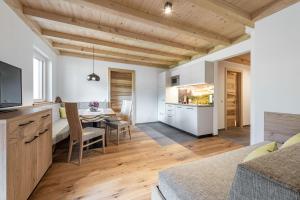 a room with a kitchen and a dining room at Foreserhof in Fiè