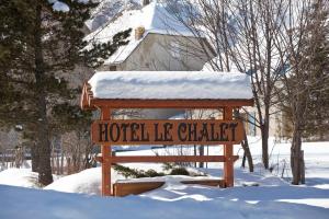 un panneau indiquant la chapelle de glace de l'hôtel dans la neige dans l'établissement Hotel le Chalet, à Gresse-en-Vercors