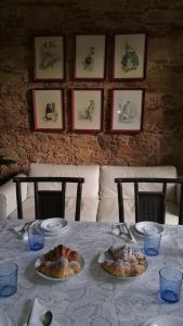 una mesa con dos platos de comida. en Eleonora Room & Breakfast, en Oristano